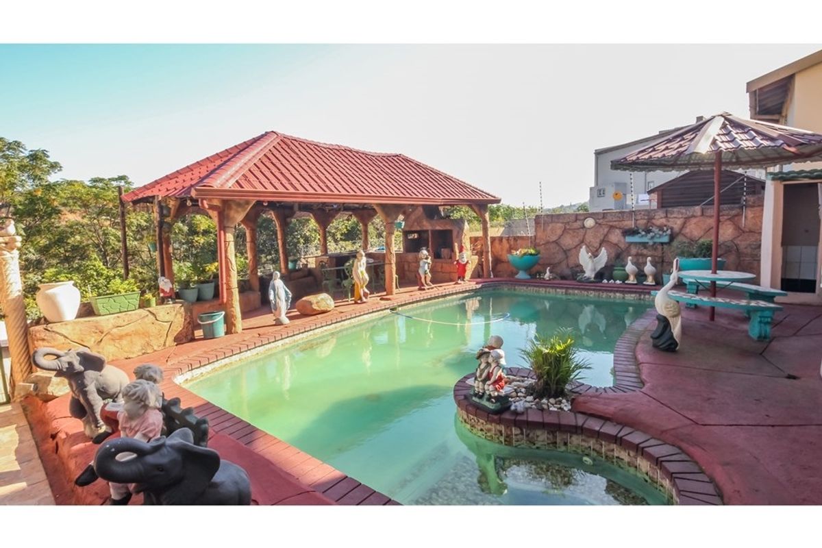 7 Beds 7 Baths House For Sale in Burlington Heights, Chatsworth, KwaZulu Natal - Photo 3