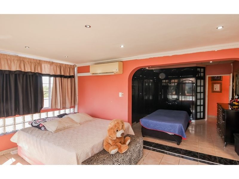 7 Beds 7 Baths House For Sale in Burlington Heights, Chatsworth, KwaZulu Natal - Photo 9