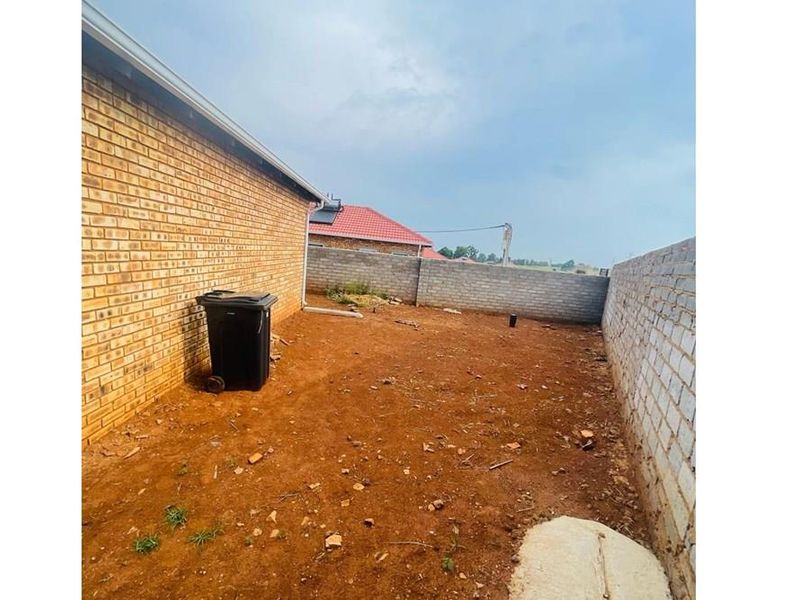 House For Sale in Lufhereng, Soweto - Photo 2