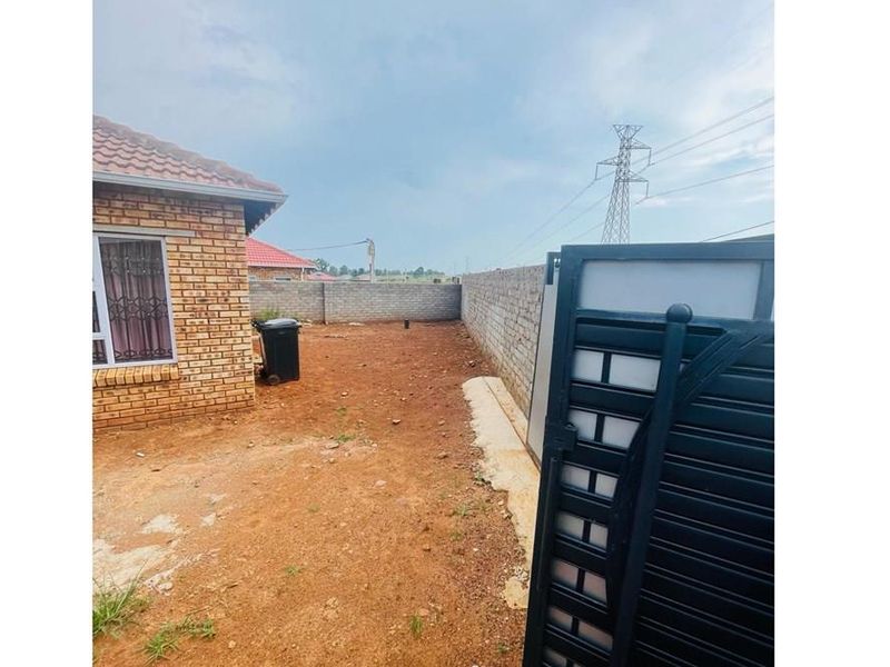 House For Sale in Lufhereng, Soweto - Photo 3