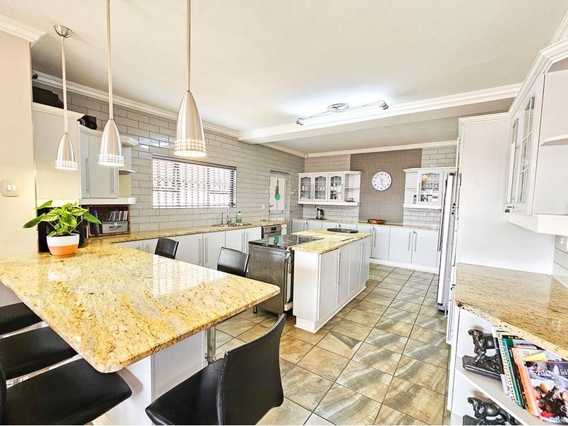 Exclusive Mandate: Sea-View House for Sale in Tamarisk Square, Jeffreys Bay - Photo 10