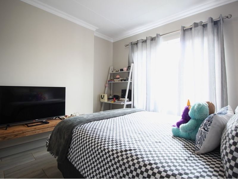 3 Bed Apartment For Sale in Broadacres - Photo 10