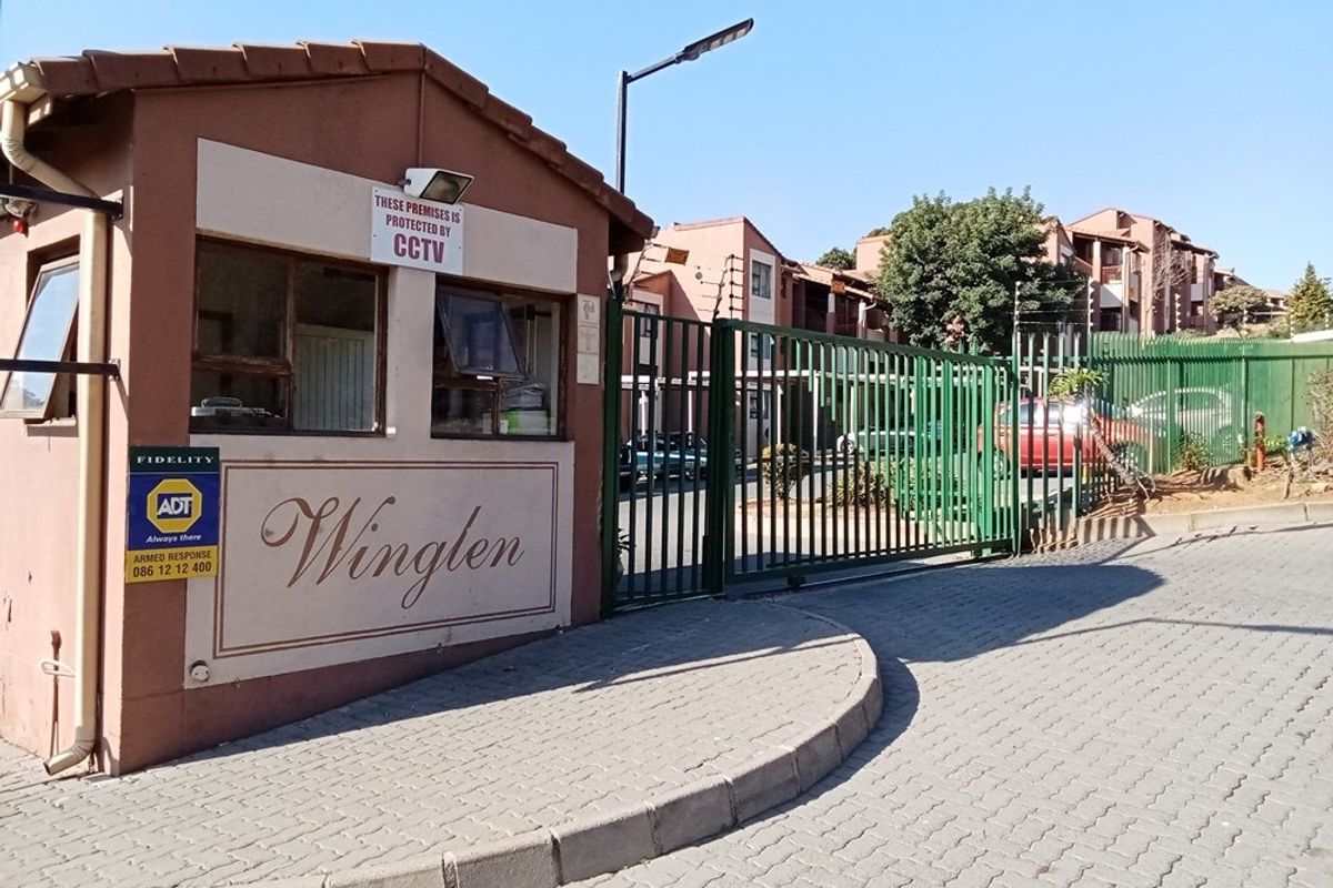 Apartment For Sale in Johannesburg - Photo 2