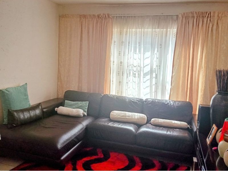 Apartment For Sale in Allen's Nek, Roodepoort - Photo 2
