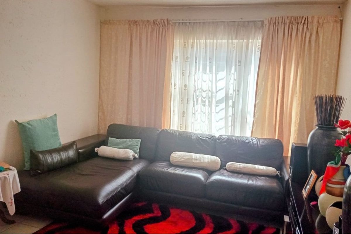 Apartment For Sale in Allen's Nek, Roodepoort - Photo 2