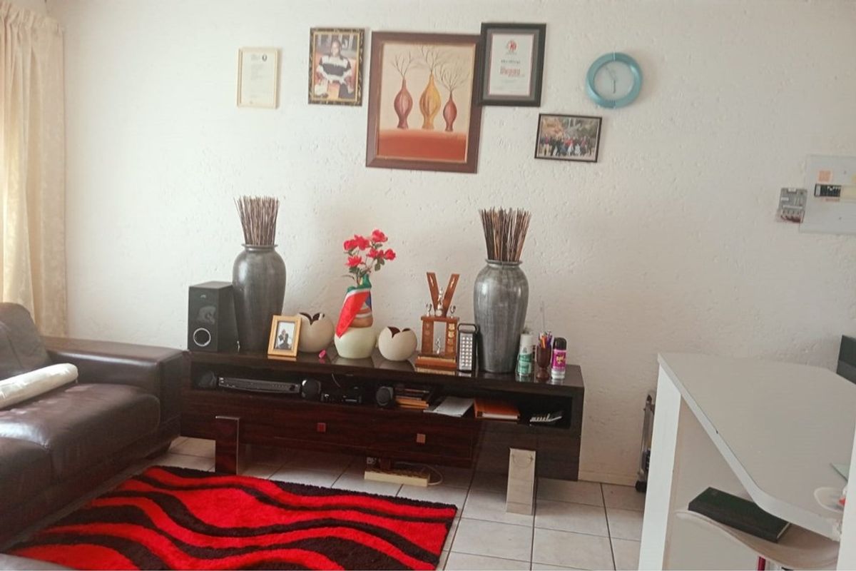 Apartment For Sale in Allen's Nek, Roodepoort - Photo 3