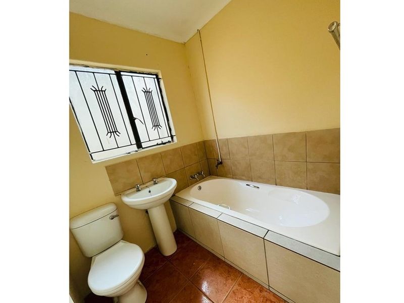 House For Sale in Johannesburg - Photo 6
