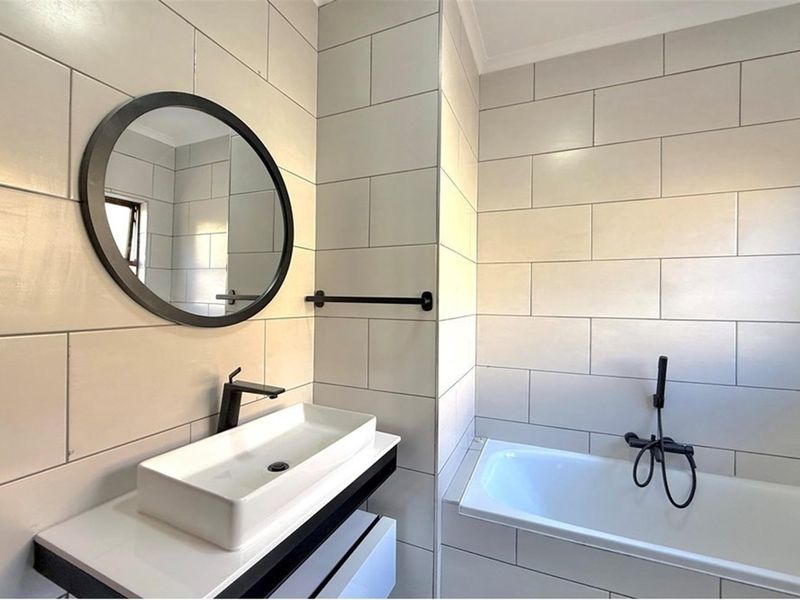 Stylishly renovated double-story Cluster in Dainfern - Photo 9