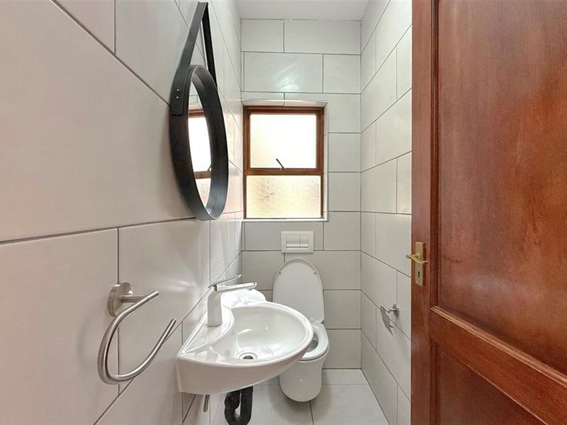 Stylishly renovated double-story Cluster in Dainfern - Photo 5