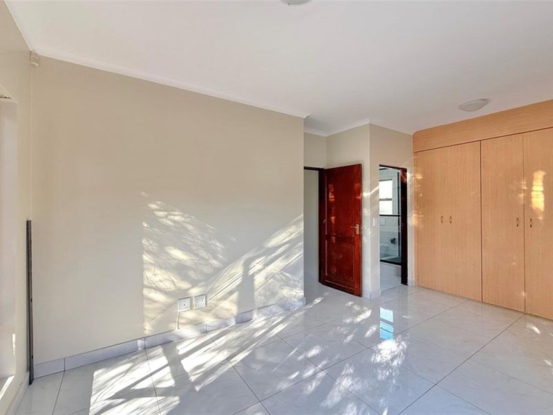 Stylishly renovated double-story Cluster in Dainfern - Photo 10