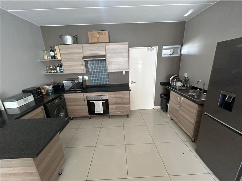 Mordern 2 bed,2 bath Apartment in a Prestigious Complex - Photo 2