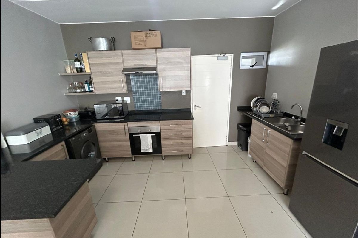 Mordern 2 bed,2 bath Apartment in a Prestigious Complex - Photo 2