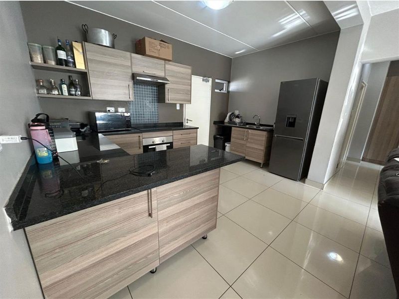 Mordern 2 bed,2 bath Apartment in a Prestigious Complex - Photo 3