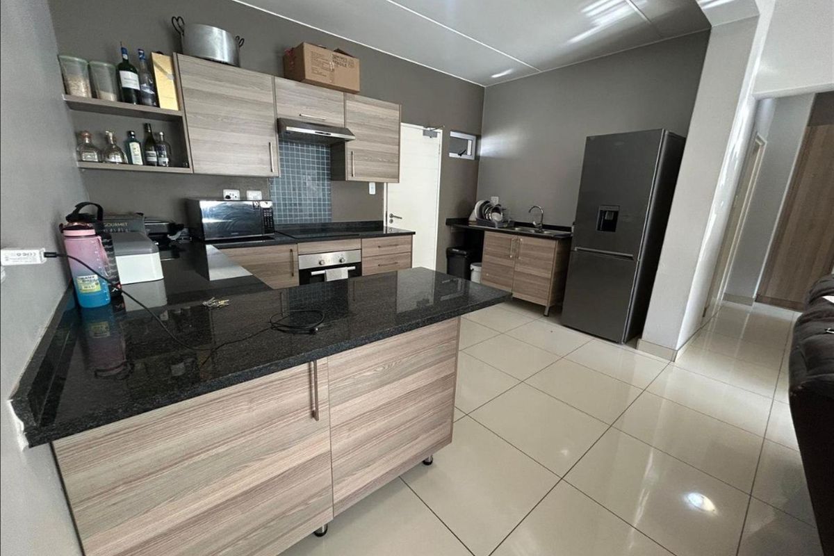 Mordern 2 bed,2 bath Apartment in a Prestigious Complex - Photo 3