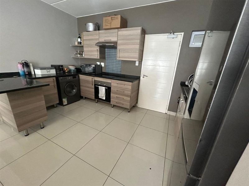 Mordern 2 bed,2 bath Apartment in a Prestigious Complex - Photo 4