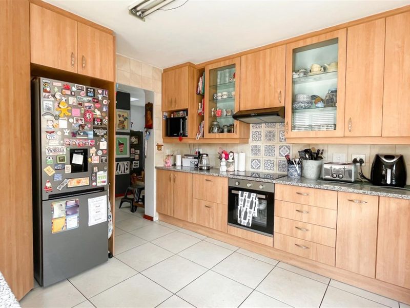 Neat cluster in Edenvale- Small complex - Photo 8