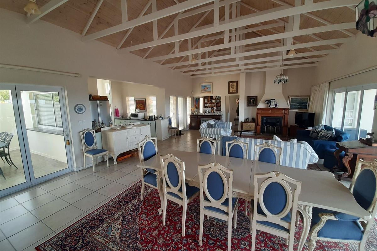 Five Bedroom House on the Peninsula Kleinemonde Eastern Cape - Photo 3