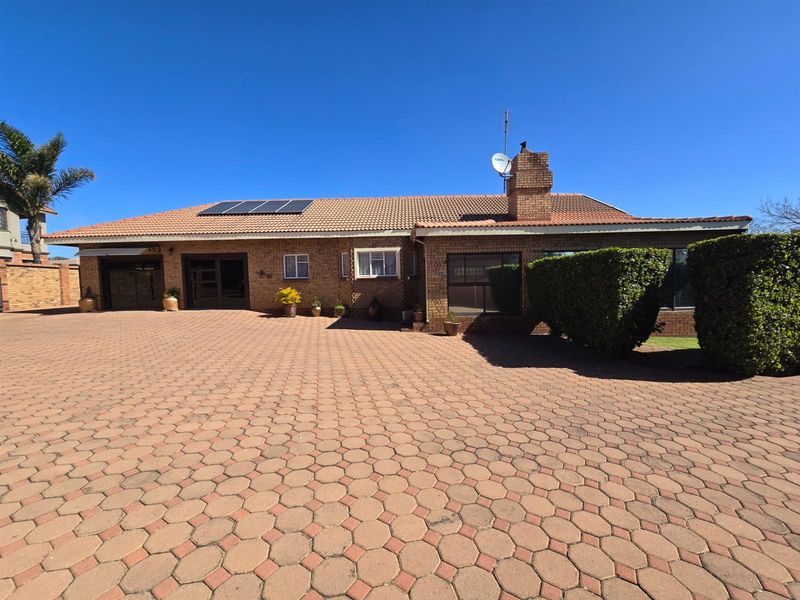 Secure Estate Living Meets Modern Comfort - Your Dream Home Awaits! - Photo 4