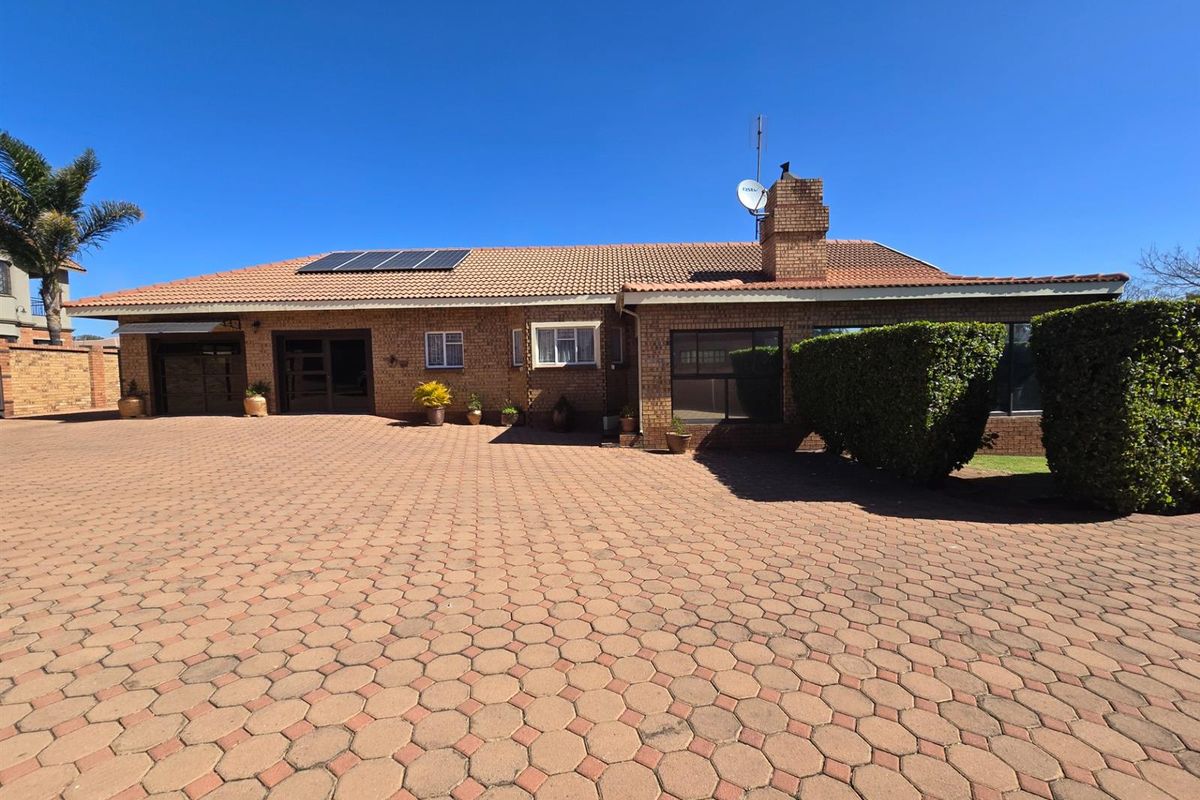 Secure Estate Living Meets Modern Comfort - Your Dream Home Awaits! - Photo 4