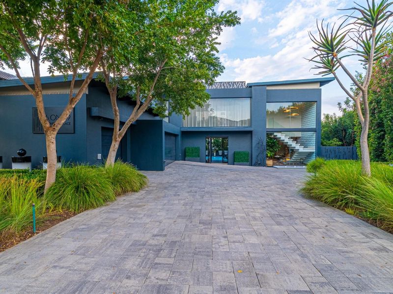 BOUTIQUE HOTEL STYLE HOME - READY TO MOVE IN - Photo 4