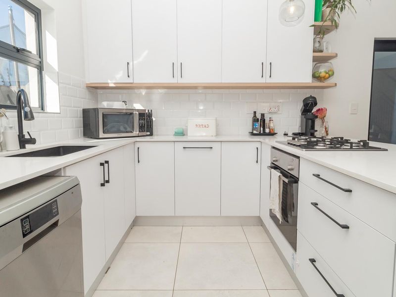 Spacious, Stylish Family Home in Prime Langeberg Ridge! - Photo 4