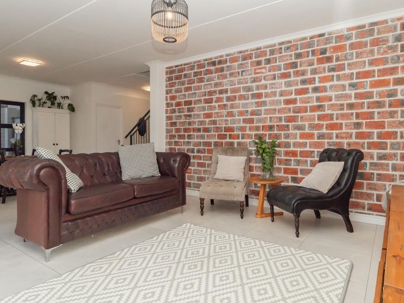 Spacious, Stylish Family Home in Prime Langeberg Ridge! - Photo 8