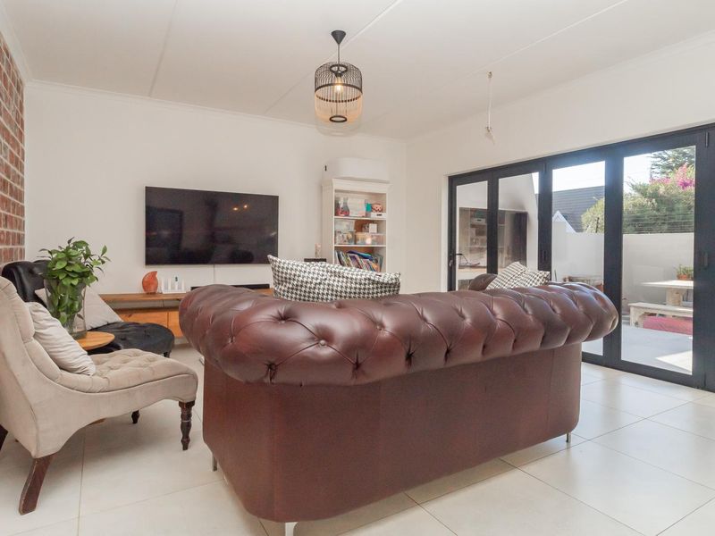 Spacious, Stylish Family Home in Prime Langeberg Ridge! - Photo 7
