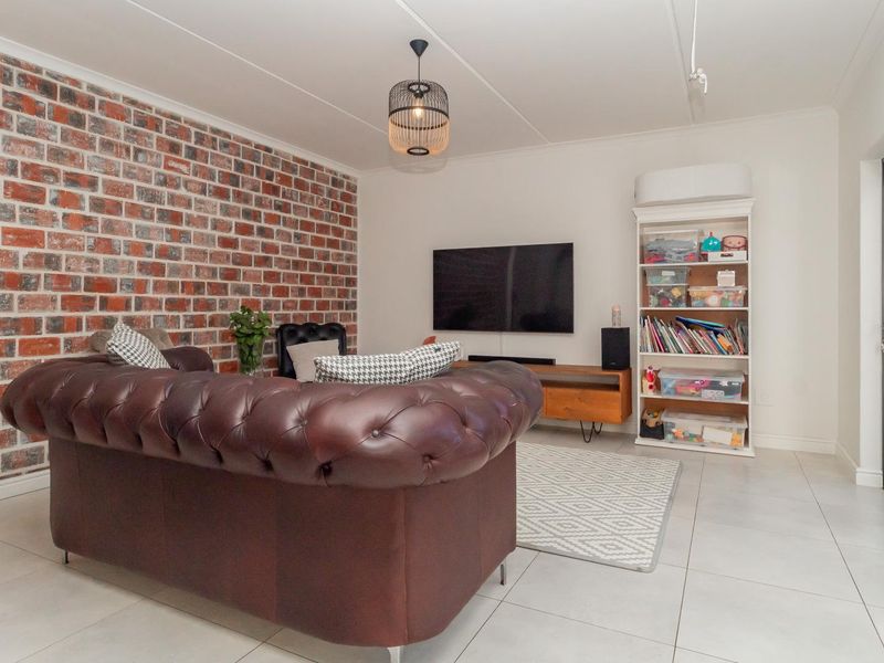 Spacious, Stylish Family Home in Prime Langeberg Ridge! - Photo 6