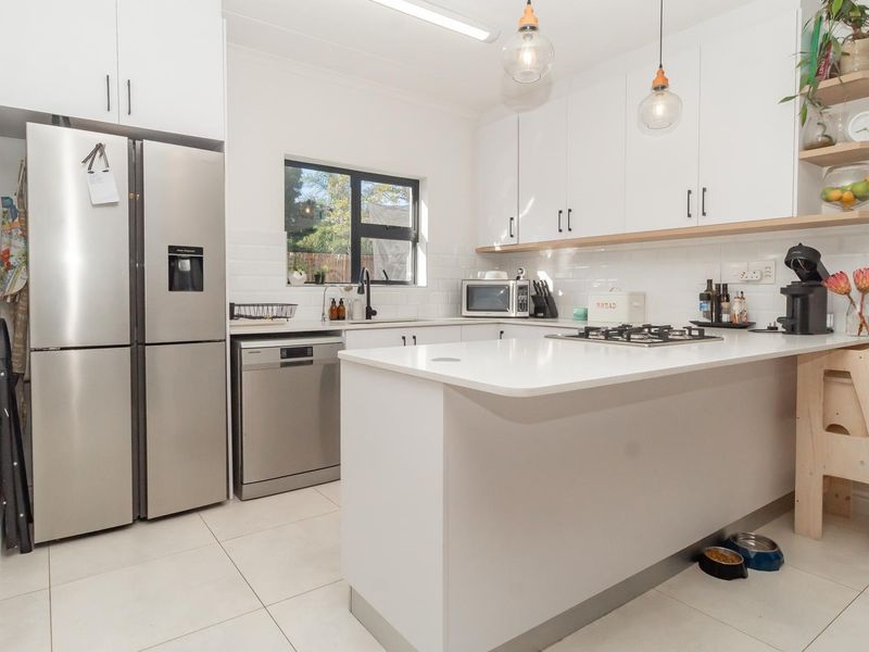 Spacious, Stylish Family Home in Prime Langeberg Ridge! - Photo 3