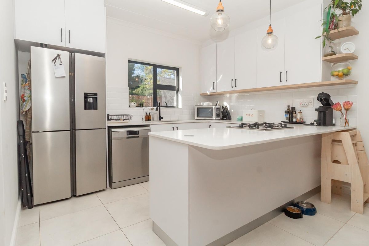 Spacious, Stylish Family Home in Prime Langeberg Ridge! - Photo 3