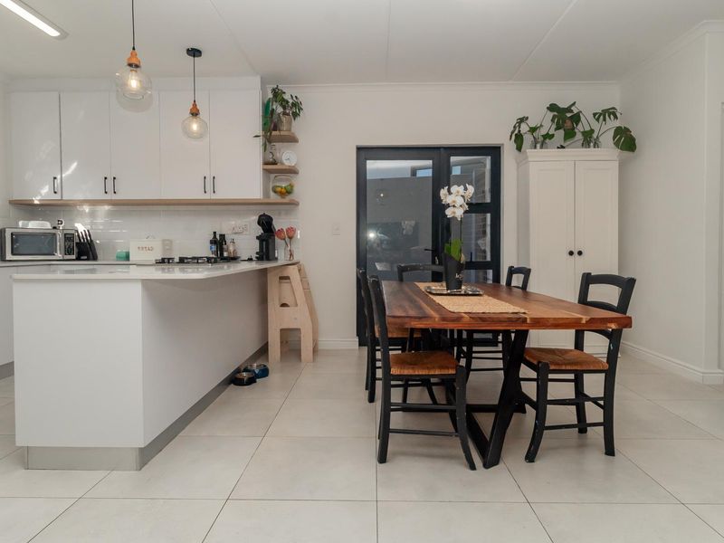 Spacious, Stylish Family Home in Prime Langeberg Ridge! - Photo 10