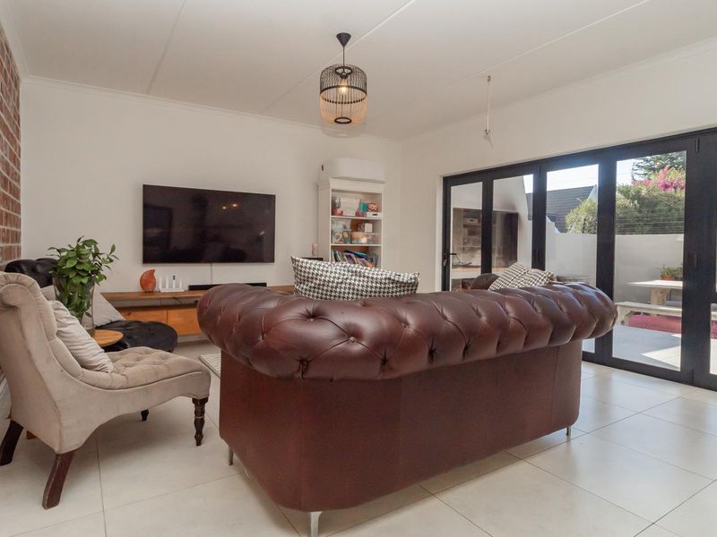 Spacious, Stylish Family Home in Prime Langeberg Ridge! - Photo 9