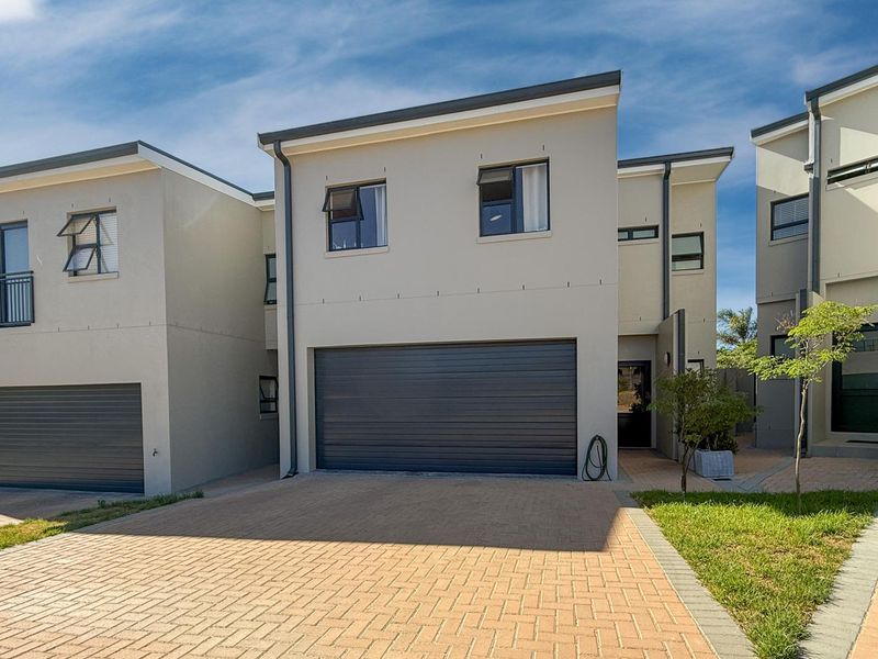 Spacious, Stylish Family Home in Prime Langeberg Ridge! - Photo 2