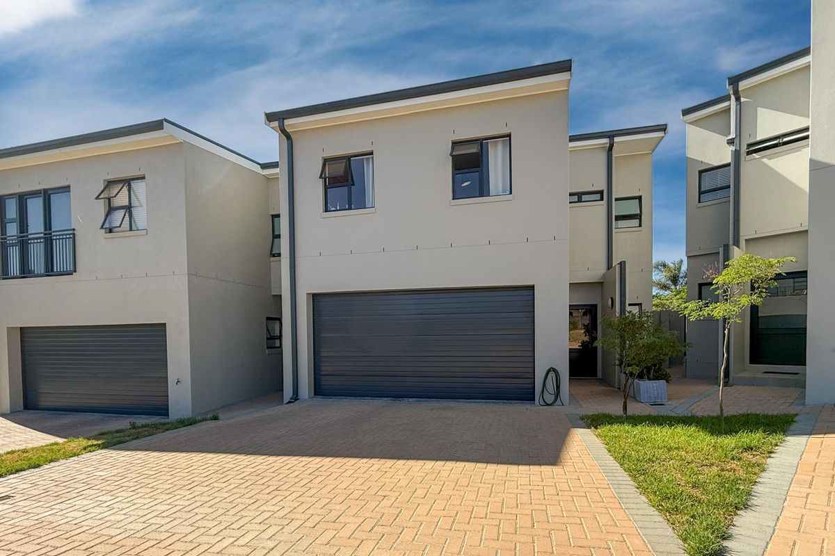 Spacious, Stylish Family Home in Prime Langeberg Ridge! - Photo 2