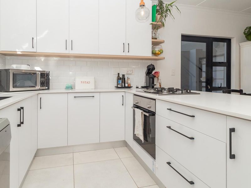 Spacious, Stylish Family Home in Prime Langeberg Ridge! - Photo 5