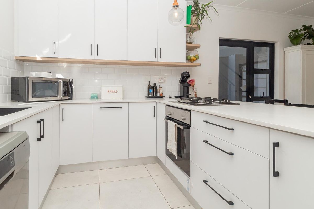 Spacious, Stylish Family Home in Prime Langeberg Ridge! - Photo 5