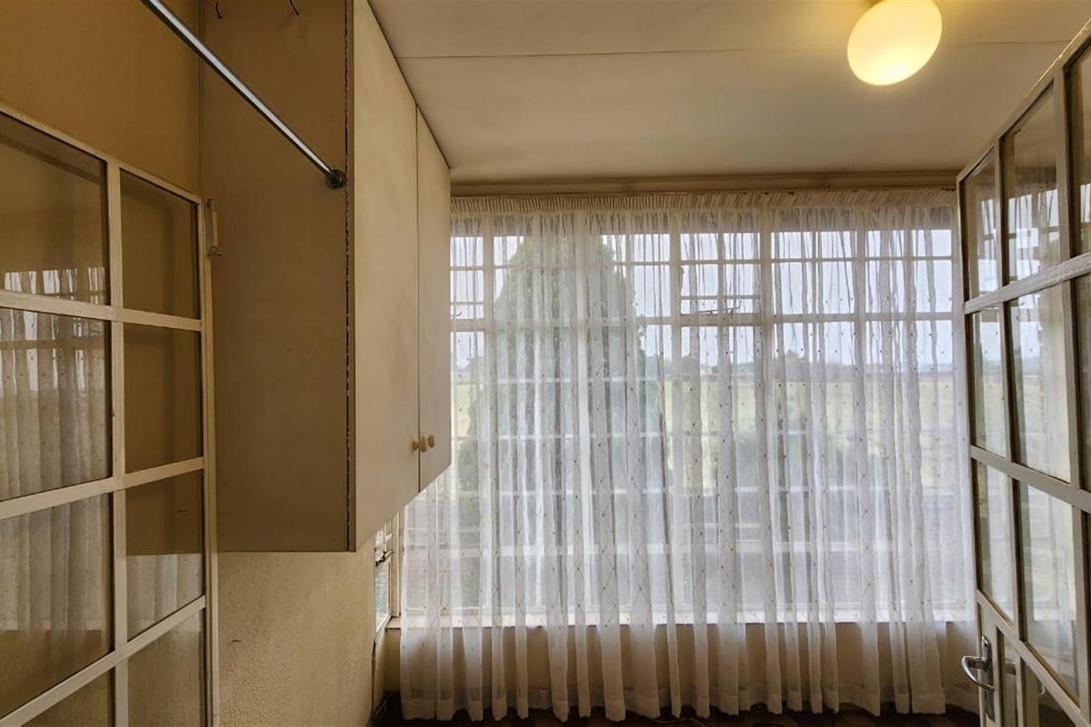 Comfortable and Secure 1-Bedroom Unit in Gold Reef Retirement Village - Photo 2