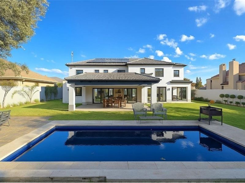 Luxurious 5-Bedroom Haven in an Exclusive Secure Estate - Photo 1