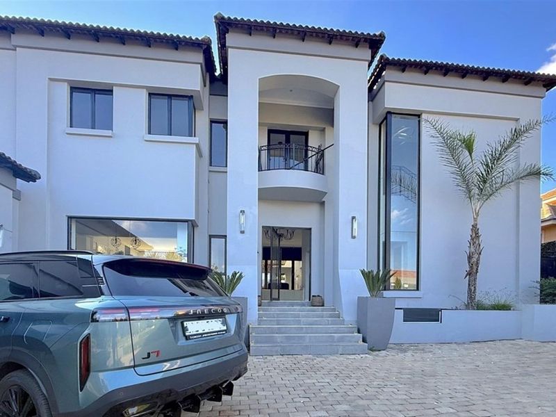 Luxurious 5-Bedroom Haven in an Exclusive Secure Estate - Photo 2