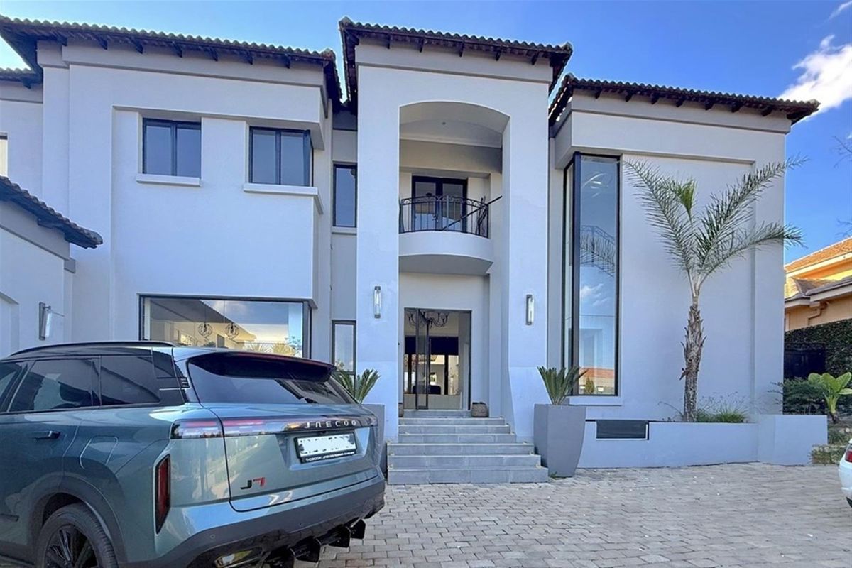 Luxurious 5-Bedroom Haven in an Exclusive Secure Estate - Photo 2