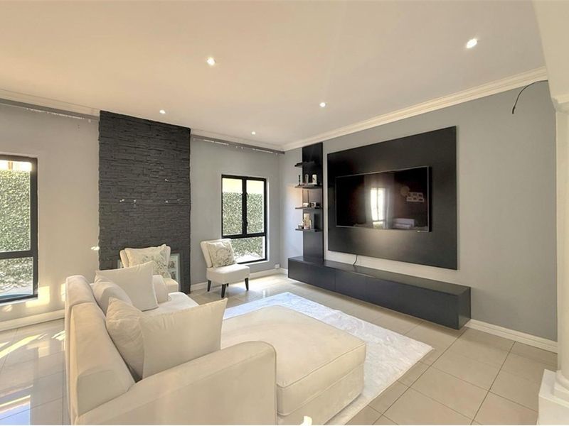Luxurious 5-Bedroom Haven in an Exclusive Secure Estate - Photo 5