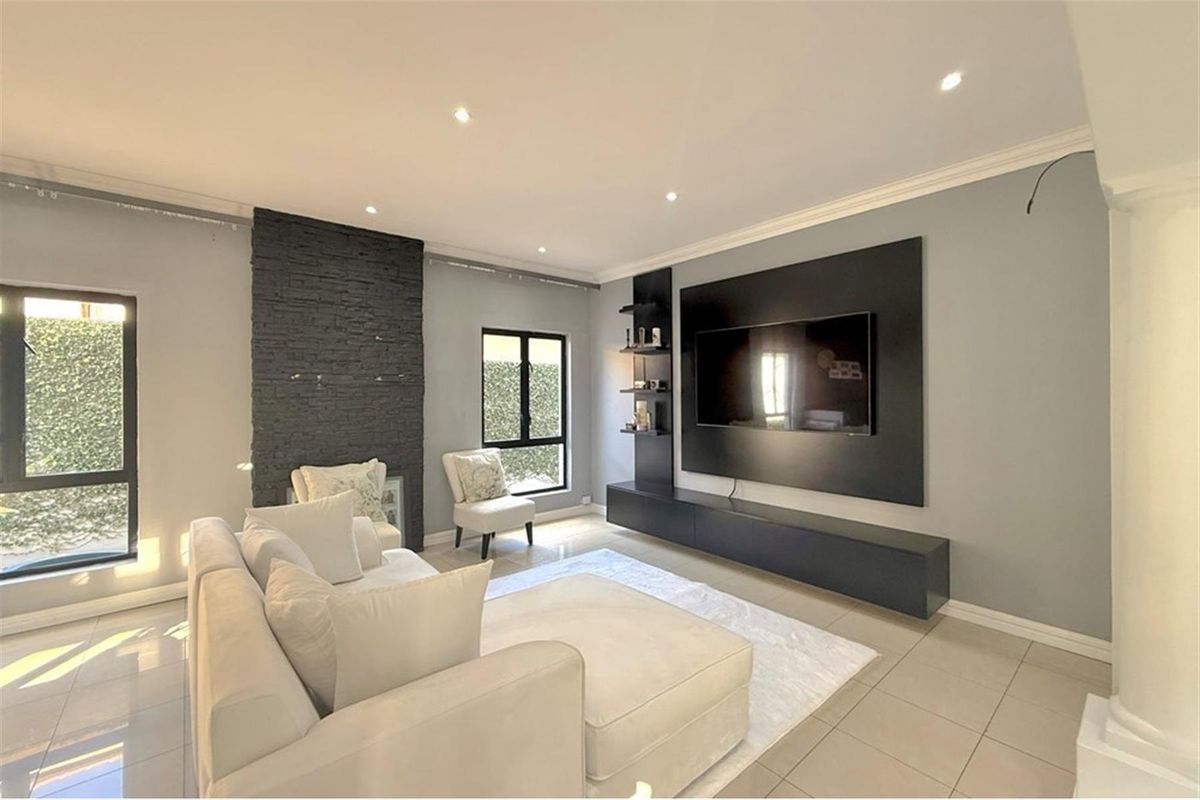 Luxurious 5-Bedroom Haven in an Exclusive Secure Estate - Photo 5