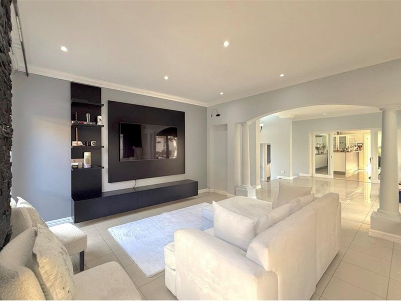 Luxurious 5-Bedroom Haven in an Exclusive Secure Estate - Photo 4