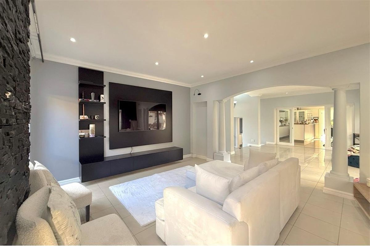 Luxurious 5-Bedroom Haven in an Exclusive Secure Estate - Photo 4