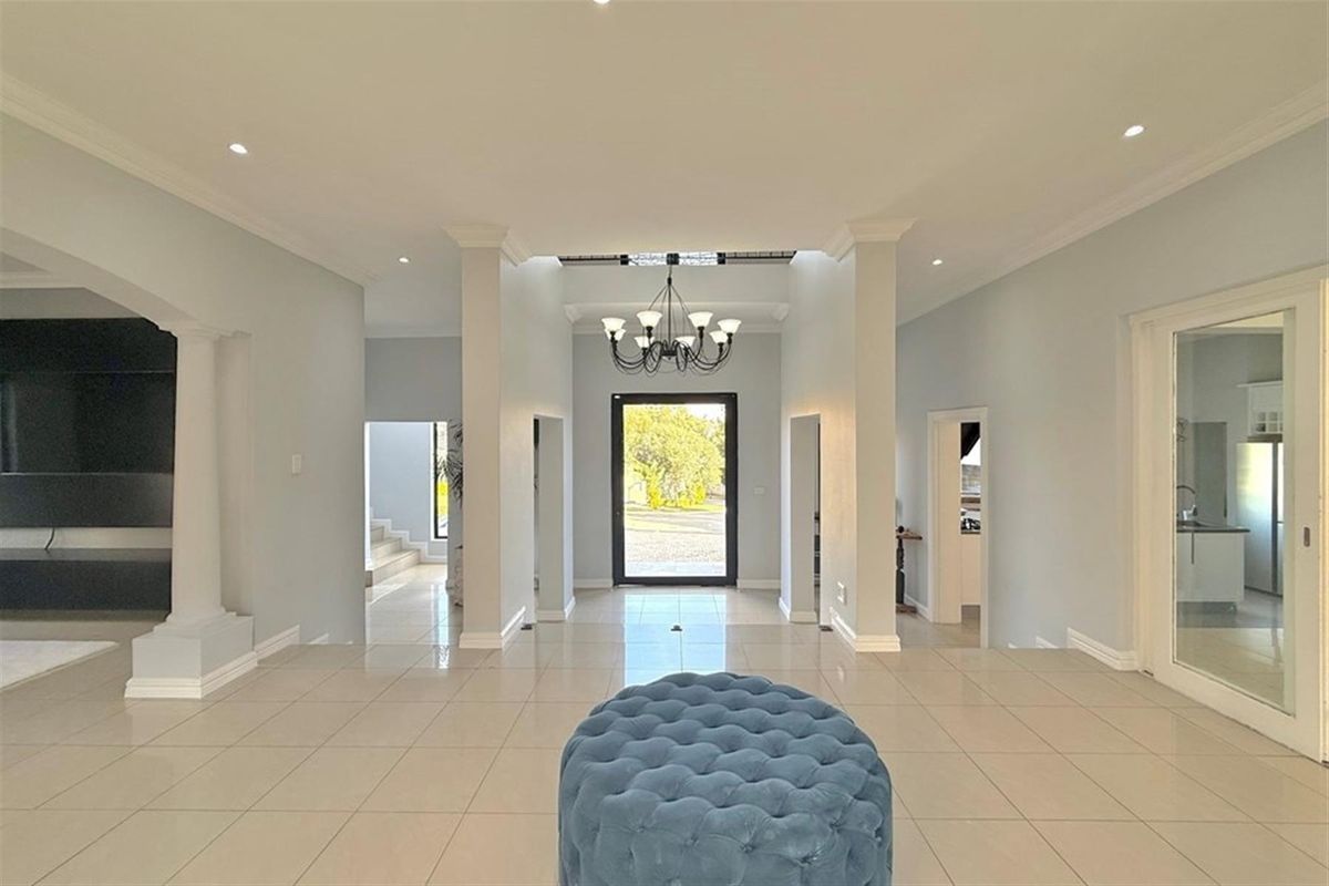Luxurious 5-Bedroom Haven in an Exclusive Secure Estate - Photo 3
