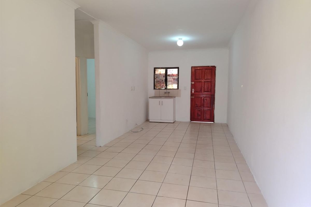 2 Bedroom House in a Complex to Rent in Brookdale, Phoenix - Photo 2