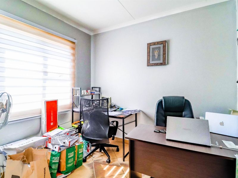 Apartment For Sale in Noordwyk, Midrand - Photo 2