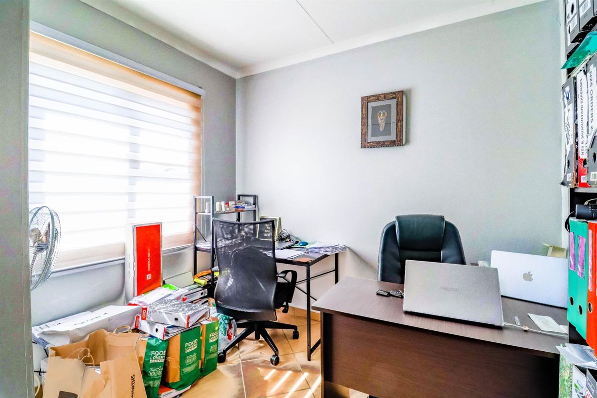 Apartment For Sale in Noordwyk, Midrand - Photo 2