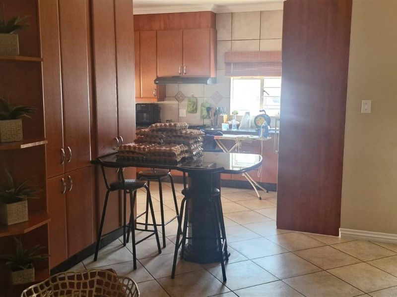 Modern 3-Bedroom Townhouse for Sale in Wilkoppies - Photo 7