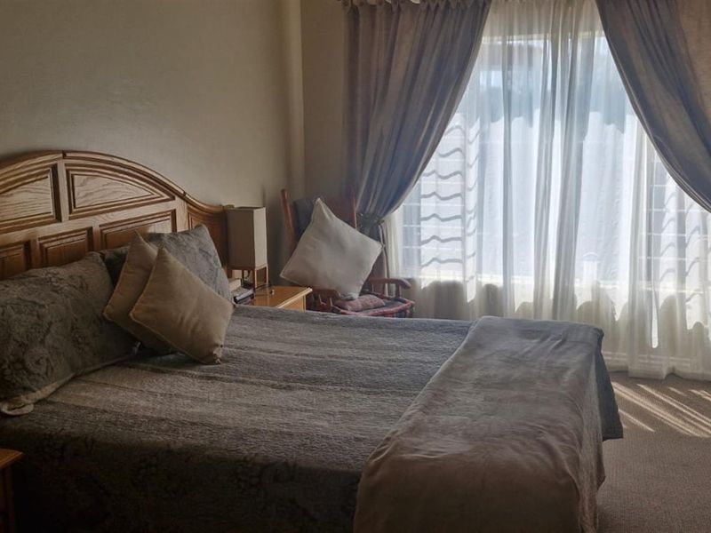 Modern 3-Bedroom Townhouse for Sale in Wilkoppies - Photo 4